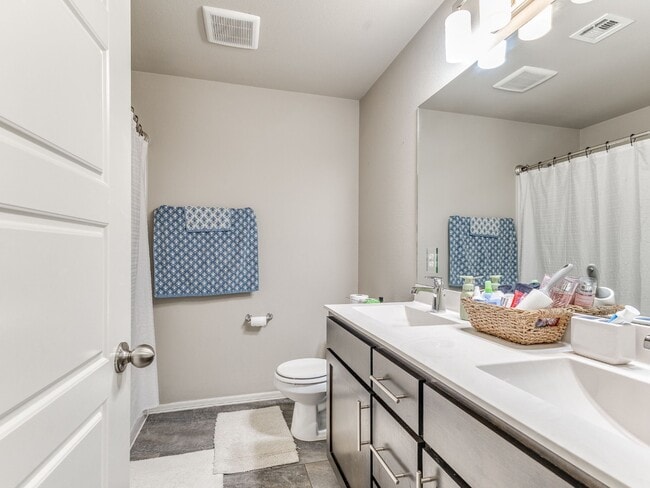 Building Photo - 2606 W Baton Rouge Pl