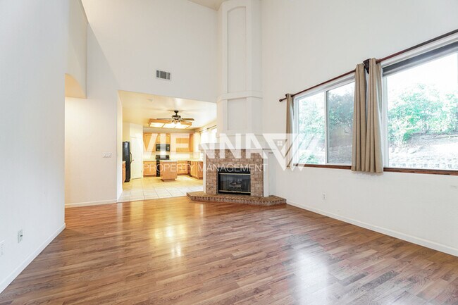 Building Photo - Spacious 4 Bedroom Home in Desirable Neighborhood