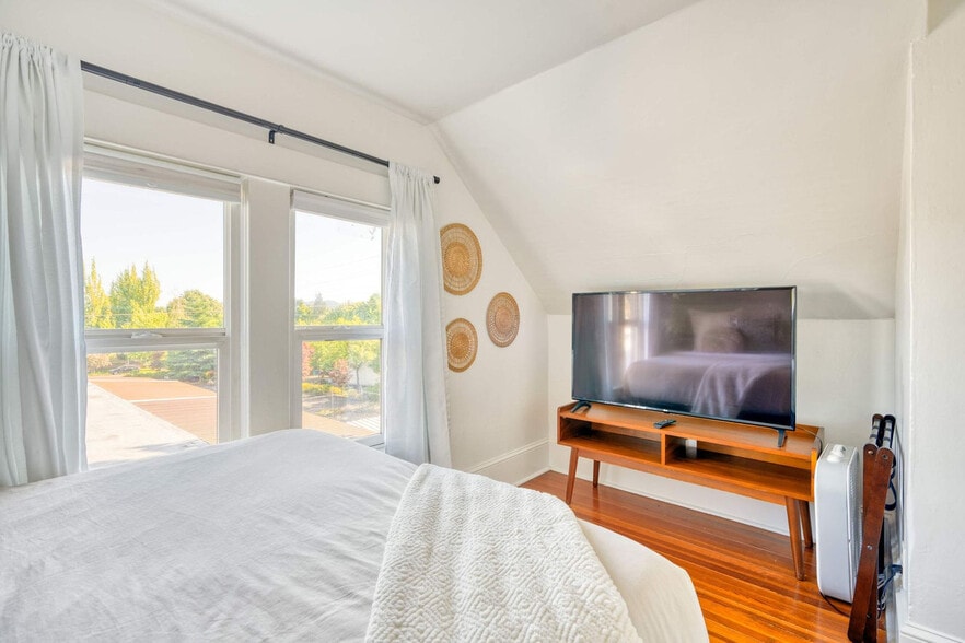 Building Photo - 4500 NE Garfield Ave.