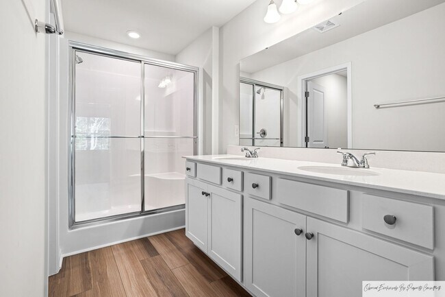 Building Photo - STUNNING TOWNHOUSE IN LEXINGTON'S MURRAY V...