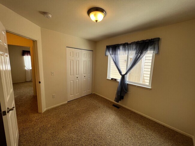 Building Photo - Charming 3 Bed, 2 Bath Home in Maple Hill