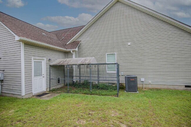 Building Photo - *Lease Special!* Fiber optic internet incl...