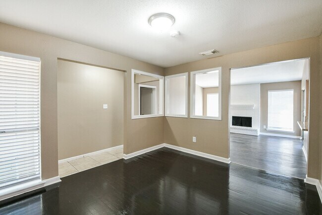 Building Photo - 21 Pineash Ct