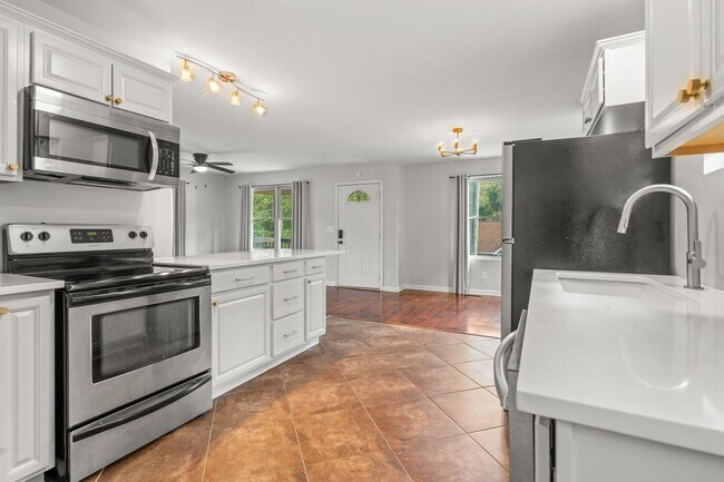 Building Photo - 2432 Adlai St