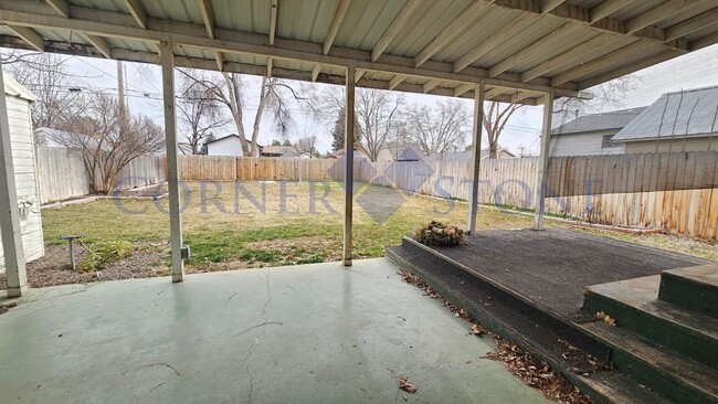 Building Photo - Charming mid century home in Nampa