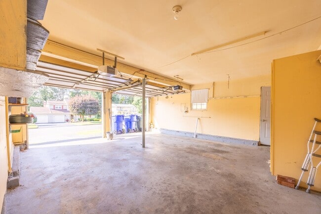 Building Photo - 5 Bedroom Split Level Single Family
