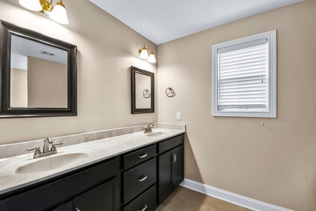 Building Photo - Pet Friendly Three Bedroom!