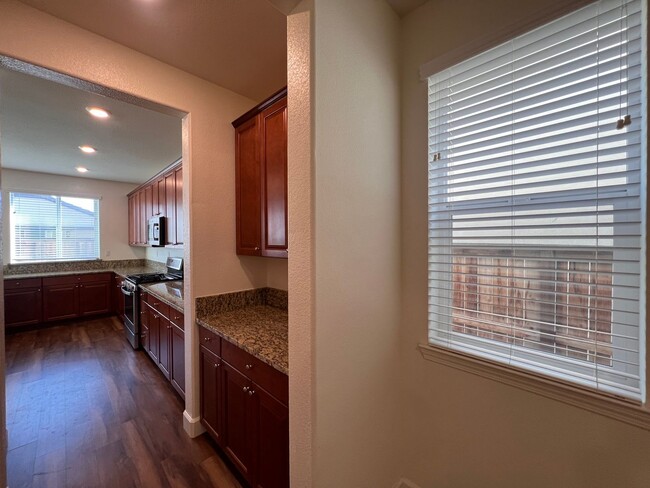 Building Photo - **MOVE-IN SPECIAL $500 OFF 1st Month** Lar...