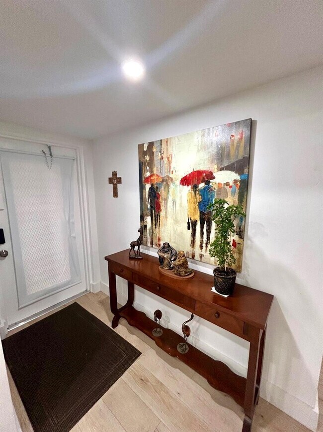 Building Photo - 1050 Country Club Dr