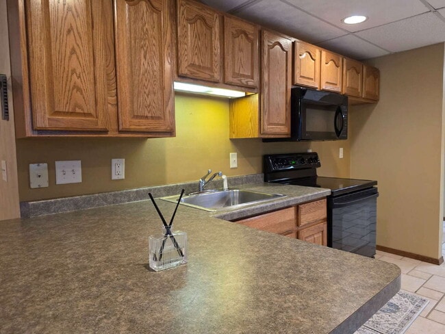 Building Photo - Multi generational Home New London