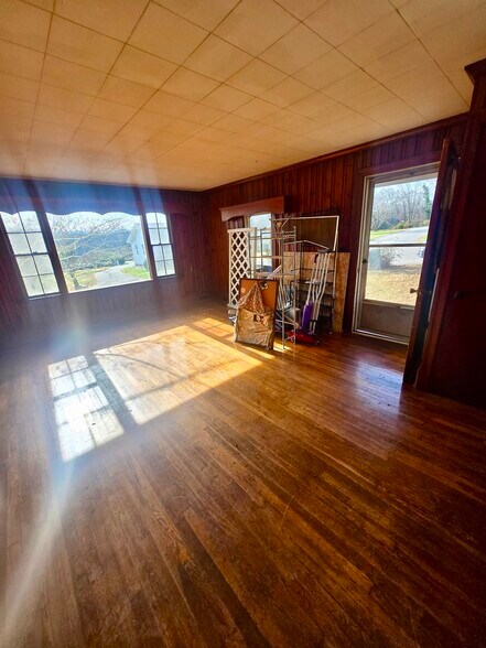 Building Photo - 204 S West St