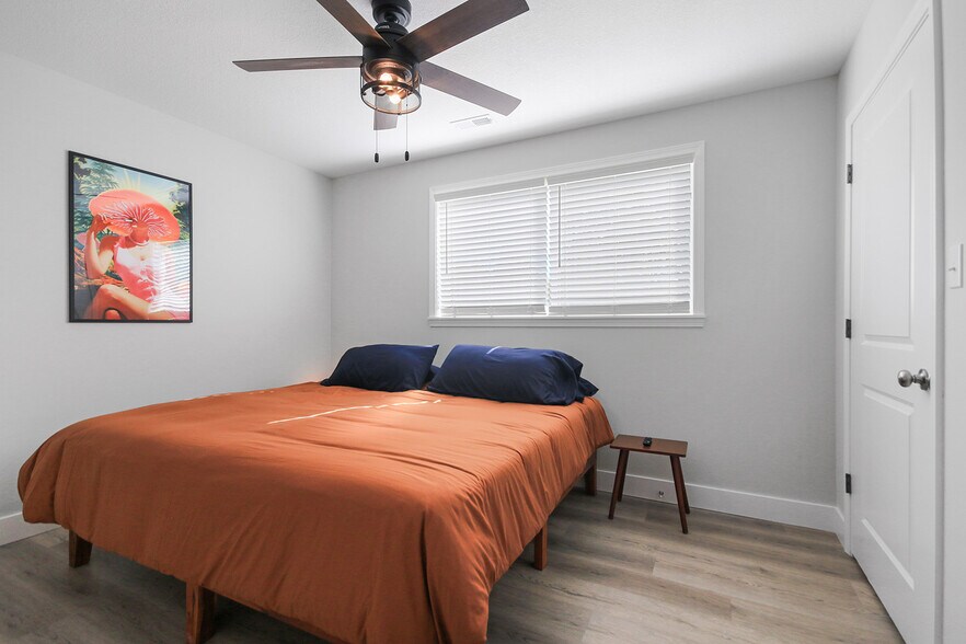 Building Photo - 701 Mikel St