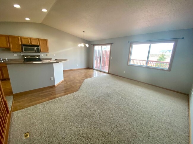 Building Photo - 3 bed, 2 bath Twinhome