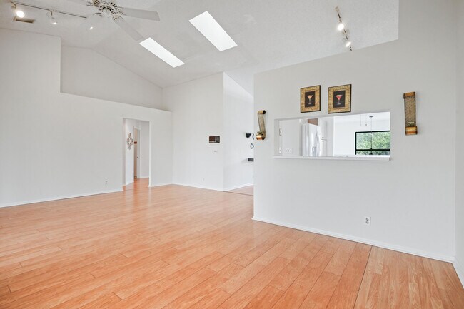 Building Photo - 10910 Lakemore Ln