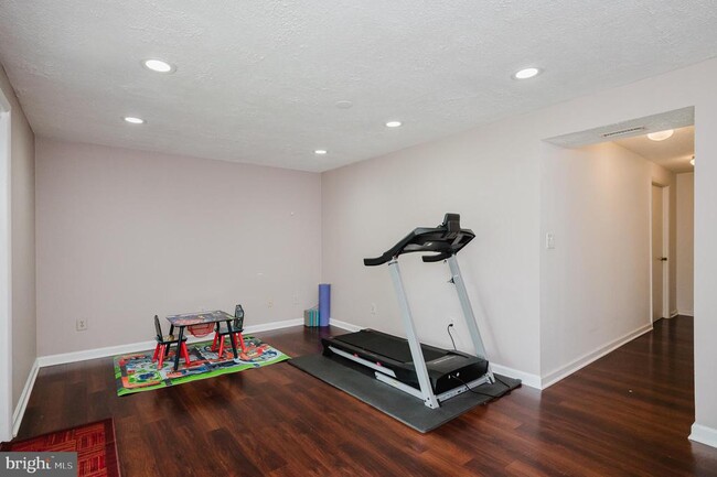 Building Photo - 3760 Bonnybridge Pl
