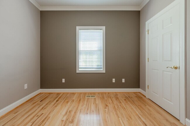 Building Photo - 1701 Stratford View Dr