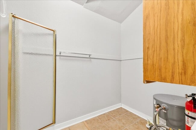 Building Photo - 5025 Romford Dr