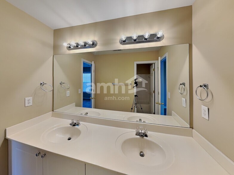 Building Photo - 6855 River Island Cir