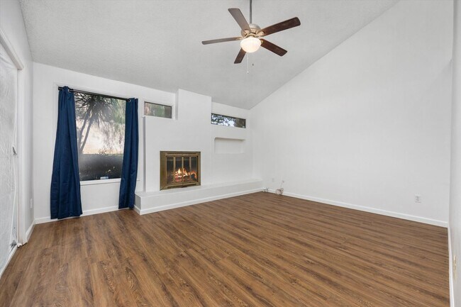 Building Photo - Spacious Condo Near Bakersfield College – Prime Location!