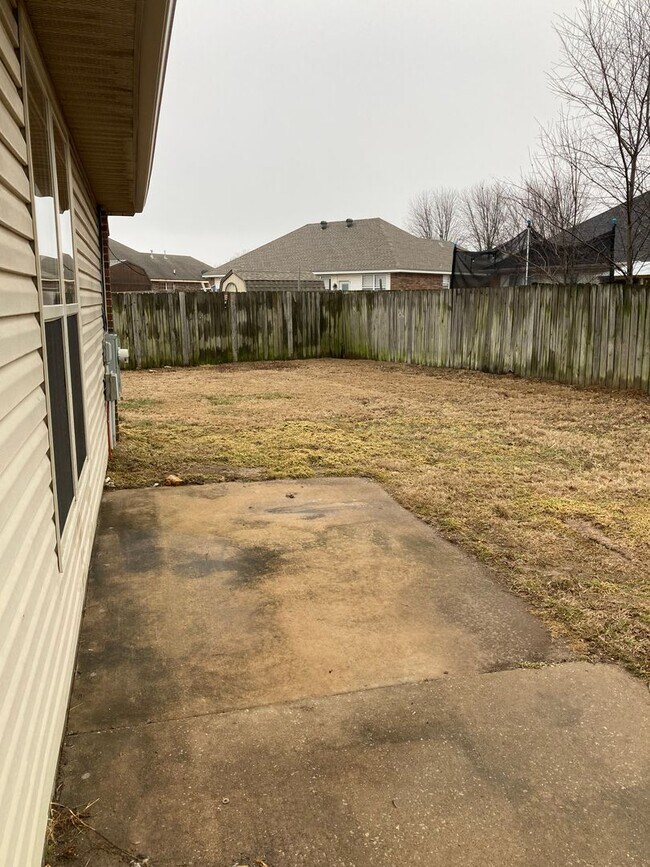 Building Photo - 3 bedroom 2 bath modern style home minutes from Centerton Main!!