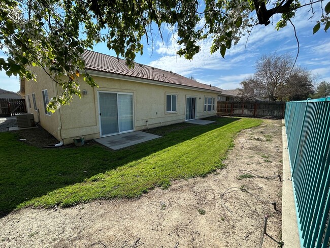 Building Photo - Spacious 4 bedroom home in Lemoore