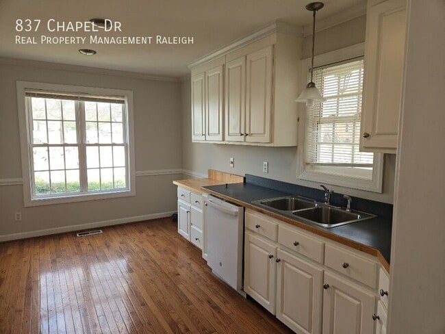 Building Photo - 837 Chapel Dr