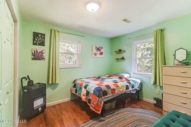 Building Photo - Long beach home now available for rent