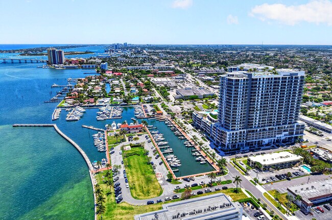 Building Photo - 220 Lake Shore Dr