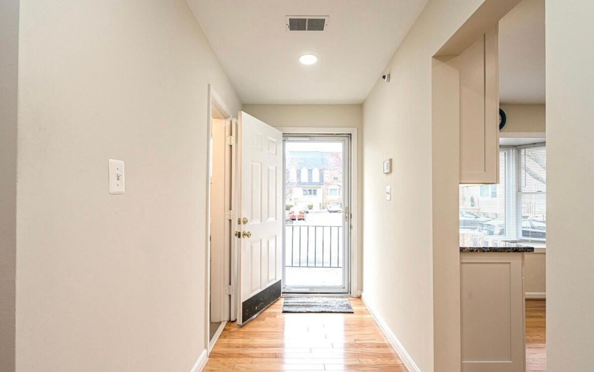 Building Photo - 203A Locust St SE