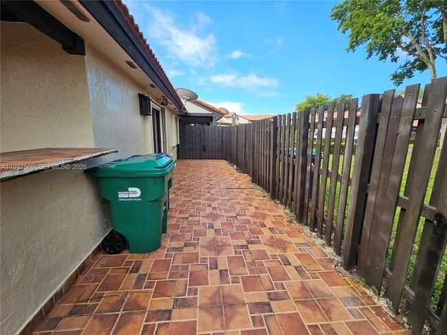 Building Photo - 15075 SW 49th Ln