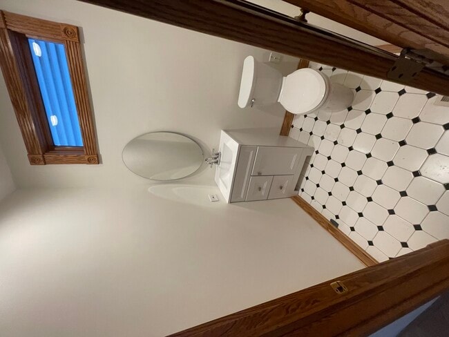 Building Photo - 3857 N Hermitage Ave