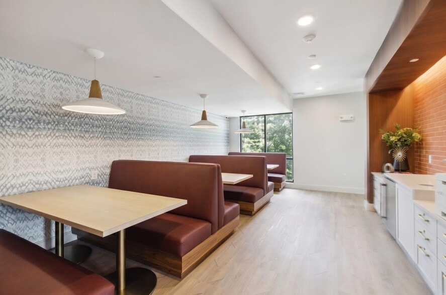 Building Photo - 4632 Santa Monica Blvd