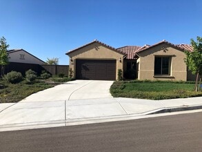 Building Photo - Stunning 4-Bedroom Home in the Desirable G...