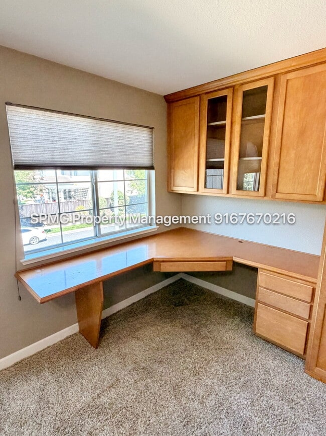 Building Photo - Beautiful 4 Bed / 3 Bath Home in Prime Roseville Location – Across from Park!
