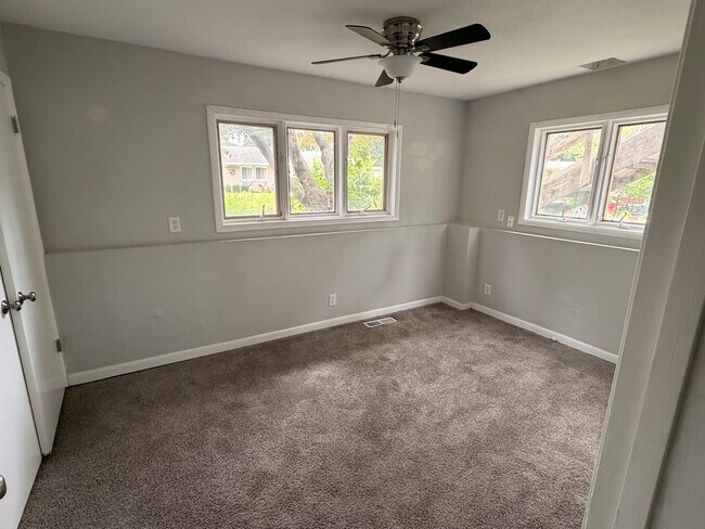 Building Photo - 1206 Treetop unit B