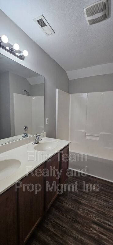 Building Photo - 2715 Meadow Knoll Dr