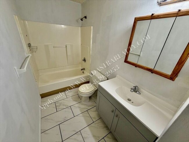 Building Photo - Beautiful 2 Bedroom Home in KCK-Available NOW!