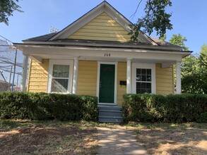 Building Photo - 208 E Springer Ave
