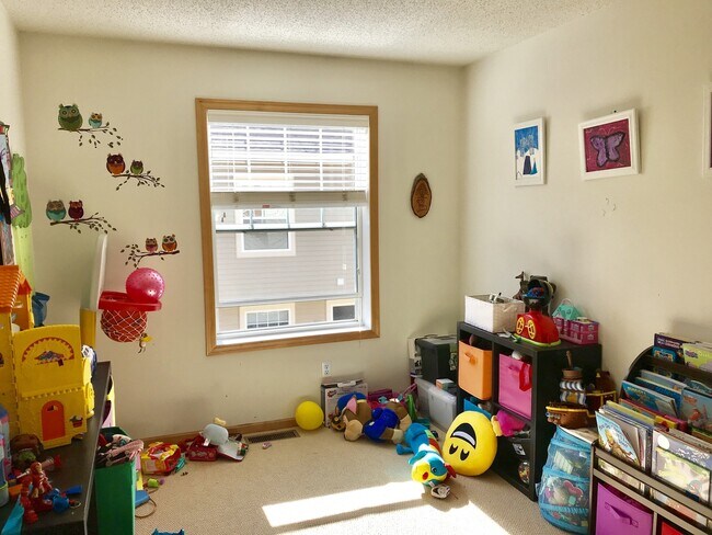 Building Photo - Beautiful 3 Br / 2.5 Ba TH w/ Granite Counters, Hdwd Flrs, 2 Car Garage in Eden Prairie!