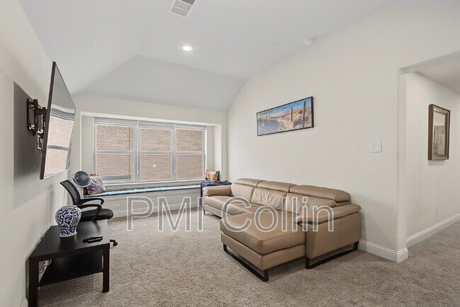 Building Photo - 8701 Fairway Ln