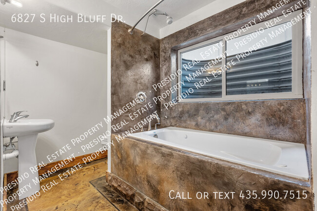 Building Photo - 6827 S High Bluff Dr