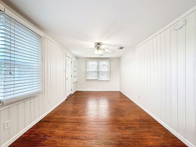 Building Photo - 2649 1/2 Dartmouth Ave N