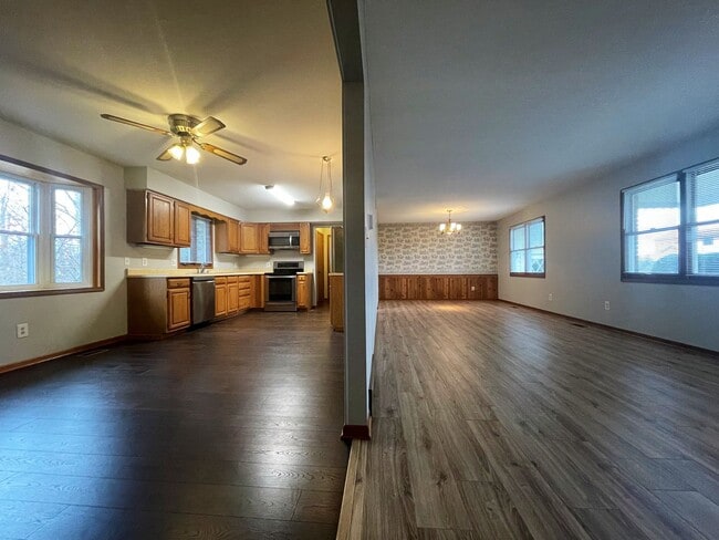 Building Photo - 700 S Waggoner Rd