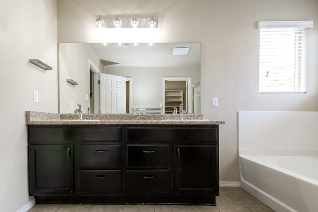 Building Photo - 9005 Rio Galisteo Pl NW