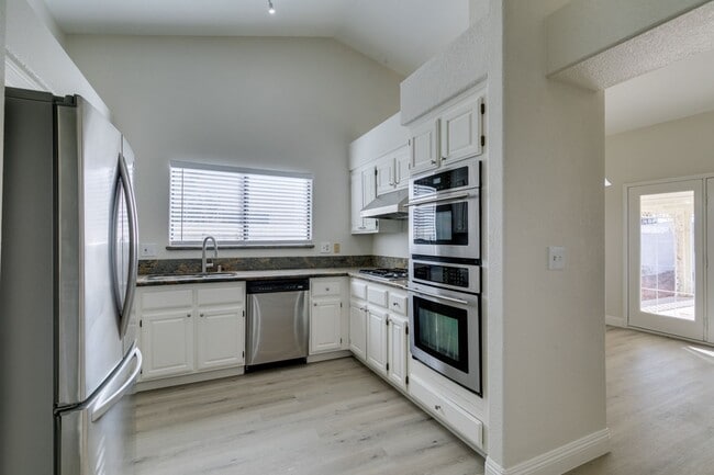 Building Photo - Lovely 1 story home near Warm Springs and Green Valley Pkwy with LARGE backyard!