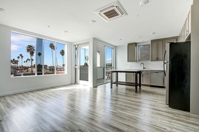 Building Photo - 3008 Santa Monica Blvd