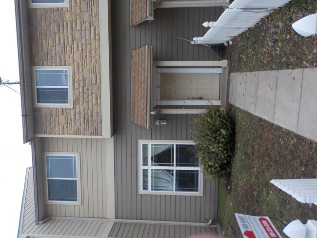 Building Photo - 11 Fuller Cir