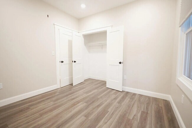 Building Photo - 701 E 2nd St