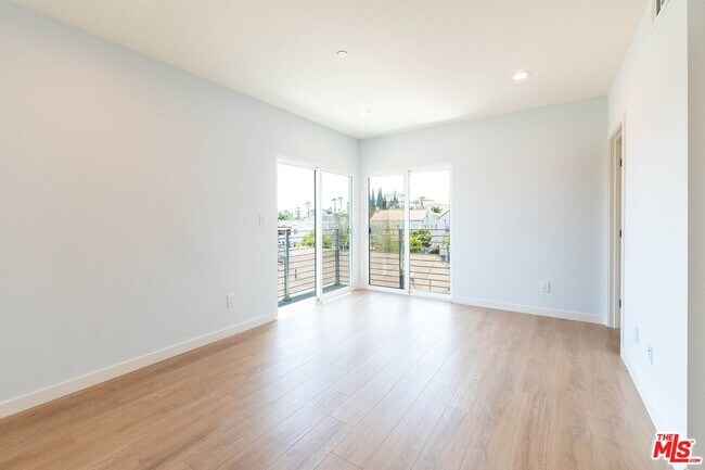 Building Photo - 758 1/2 N Ridgewood Pl