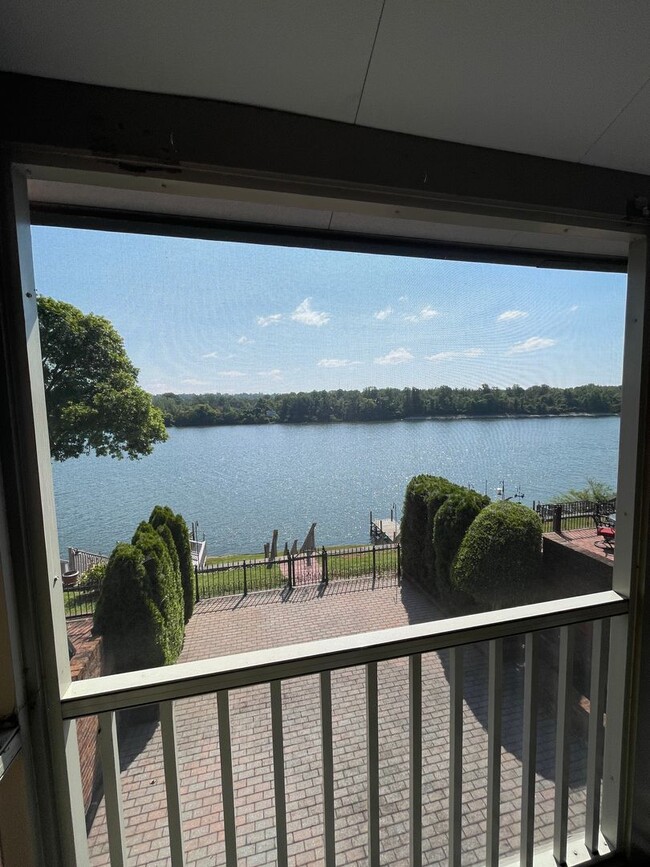 Building Photo - Gorgeous Townhome on the Tennessee River